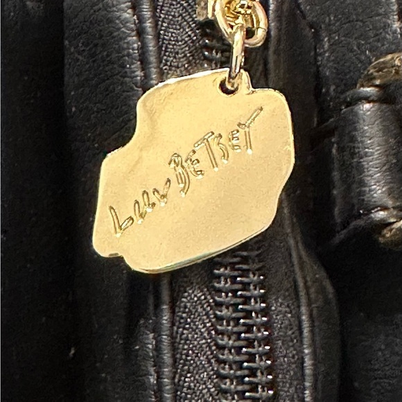 Betsey Johnson Shoulder Bag W Hearts & Bows Gold Chains On Crossbody Strap - Picture 2 of 16